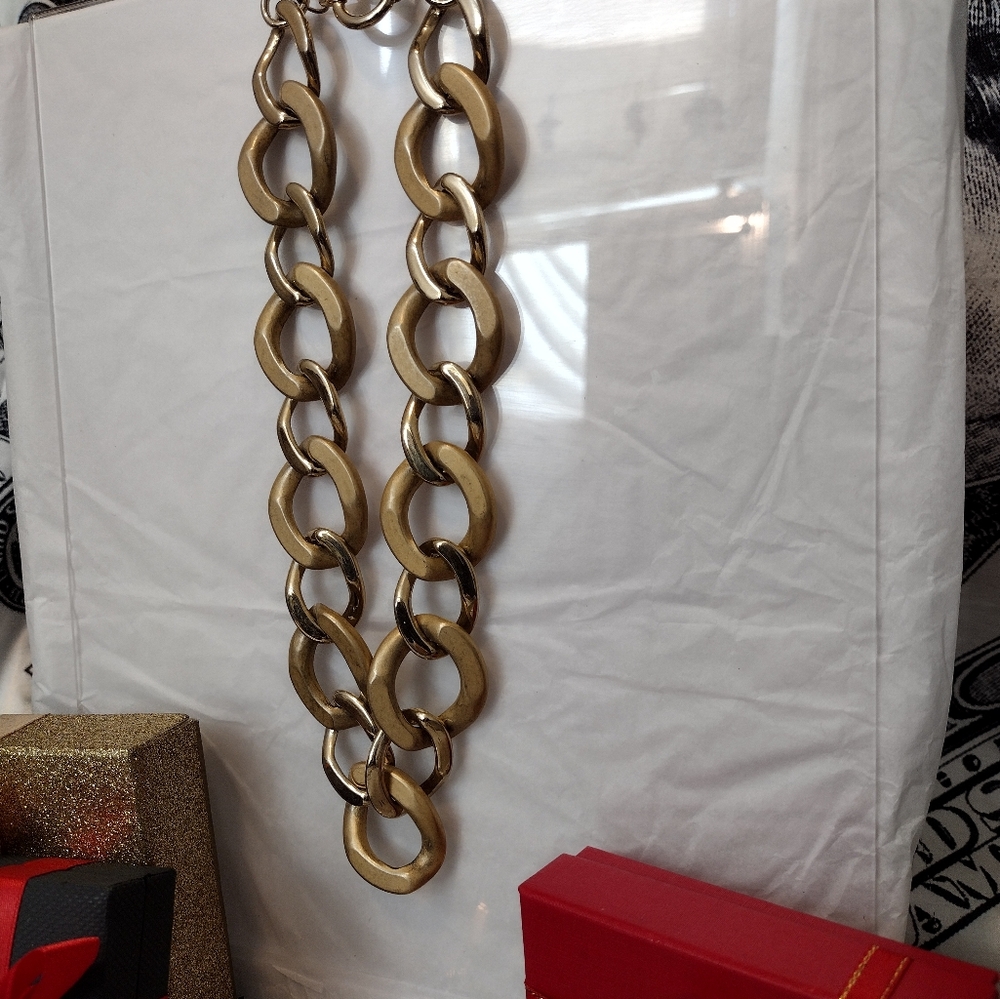 Elegant Gold Chain Necklace - Picture 2 of 4
